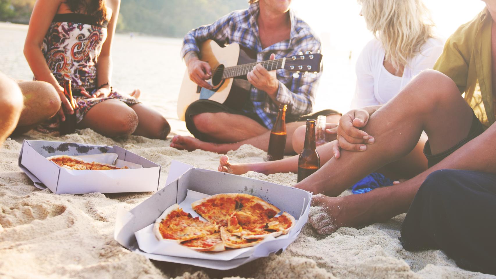 Un grupo de amigos en la playa.