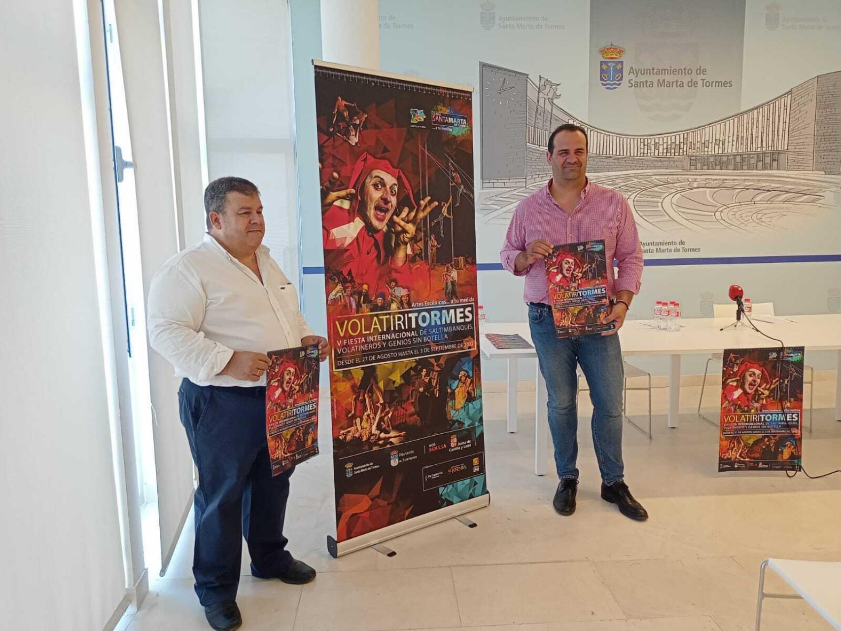 El alcalde de Santa Marta, David Mingo (dech) y el concejal de Cultura, Alfredo Miguel, presentan'Volatiritormes'