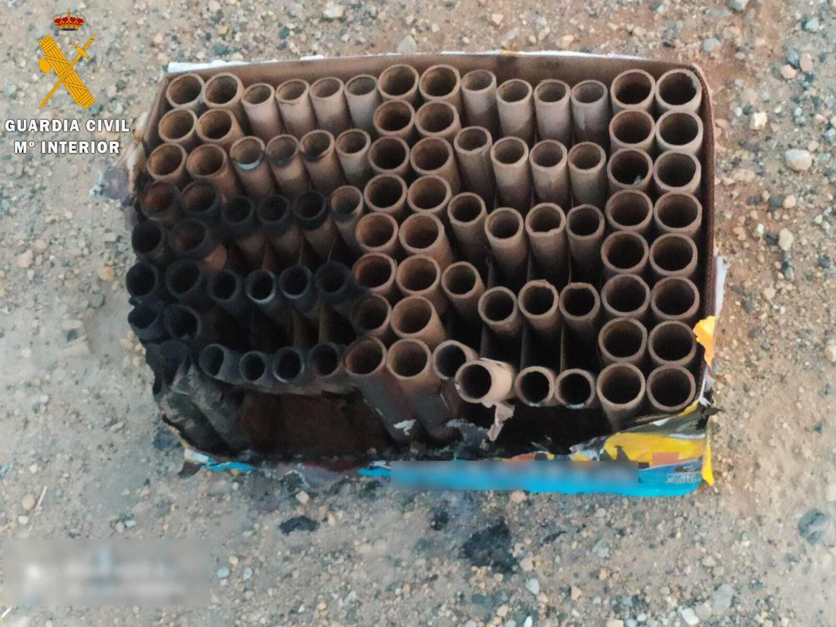 Los fuegos artificiales lanzados en Navafría con el incendio todavía latente