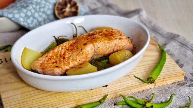 Salmón al estilo Cajún con mantequilla y miel, una forma fácil de comer pescado