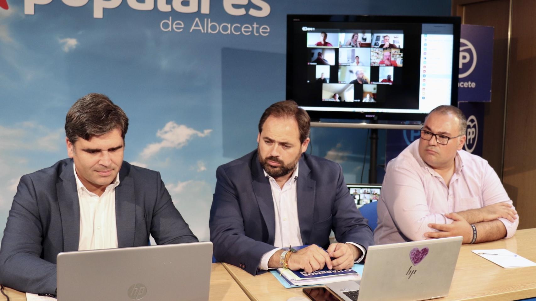 Paco Núñez, en el centro, durante la reunión de la Comisión de Fomento del PP de Castilla-La Mancha.