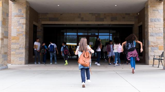 Estudiantes entrando en el colegio.