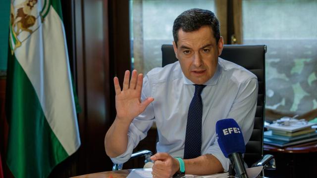 El presidente andaluz, Juanma Moreno, hace unas declaraciones a EFE hoy martes en su despacho del Palacio de San Telmo.