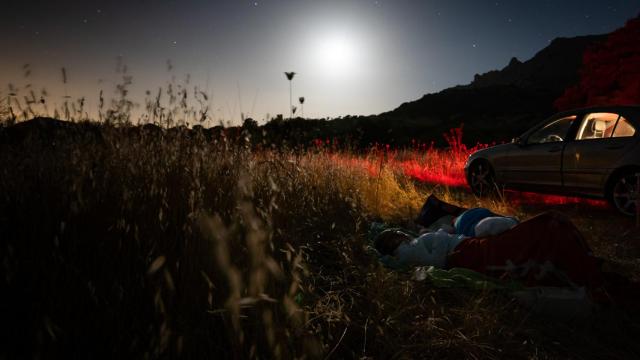 Una pareja viendo el cielo de Alfarnatejo, en Málaga.