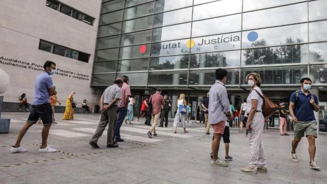Condenan a un hombre a 2 años de cárcel  por hacer creer a su novia que era futbolista del Levante UD