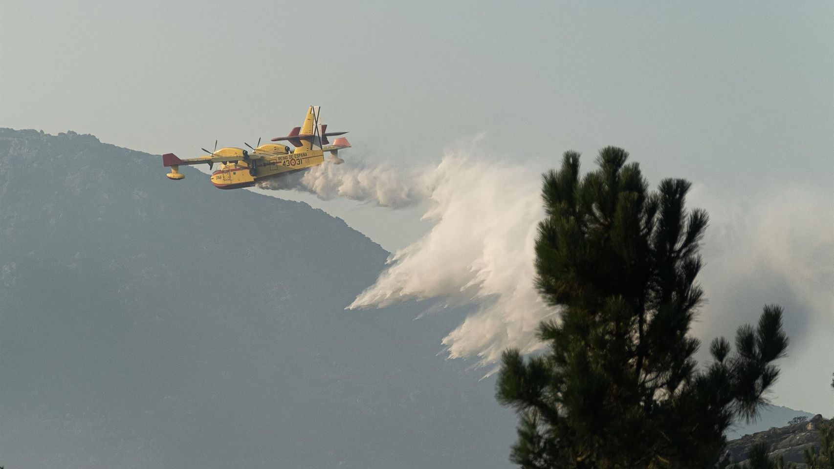 Un avión trabaja en la extinción de un incendio en Galicia.