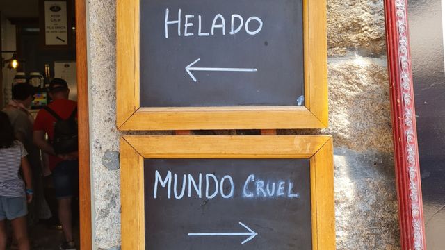 Cartel de La Fabbrica del Gelato en Vigo.