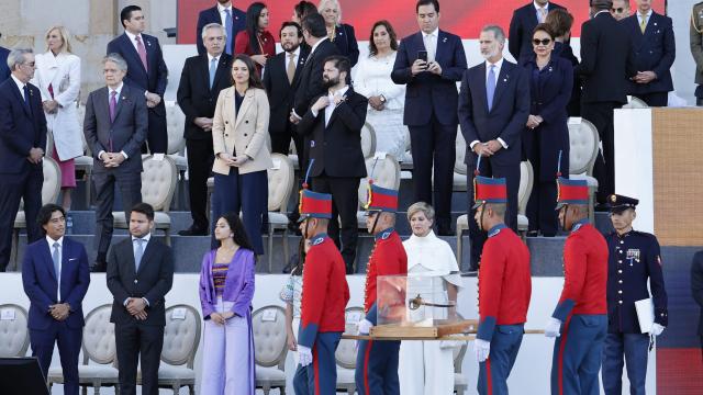 Felipe VI sí se levantó ante la espada de Simón Bolívar