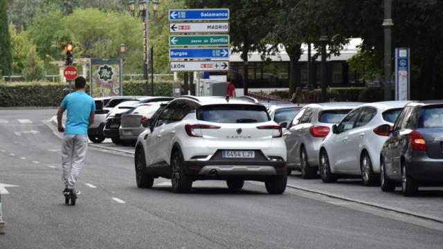 Un joven utiliza su patinete eléctrico para desplazarse por una calle de Valladolid
