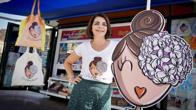 Maria José Torres al lado de 'La Cenachera' en su quiosco.