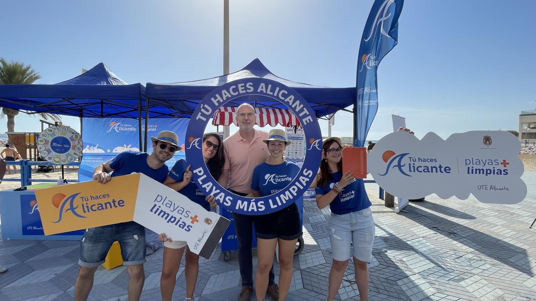 Inicio de la campaña de concienciación de UTE Alicante con el el concejal Manuel Villar.