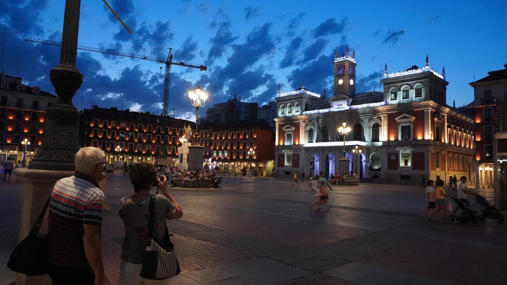 Alumbrado ornamental del Consistorio de Valladolid apagado