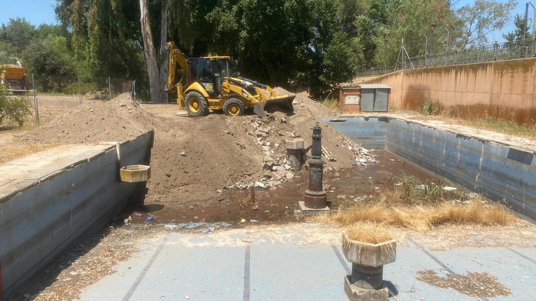 La piscina de 'El Vivero' está siendo cubierta con arena y cascotes en Talavera de la Reina.