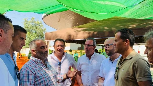 Carlos Velázquez, a la derecha, este miércoles en Villacañas (Toledo).