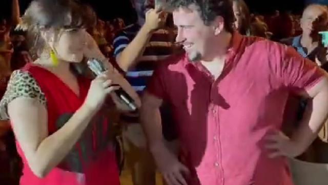 Rozalén junto al joven que ha pedido matrimonio a su novia durante el concierto de Salobreña.