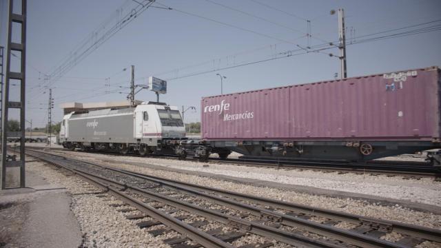 Tren de mercancías de Renfe saliendo a Ucrania.