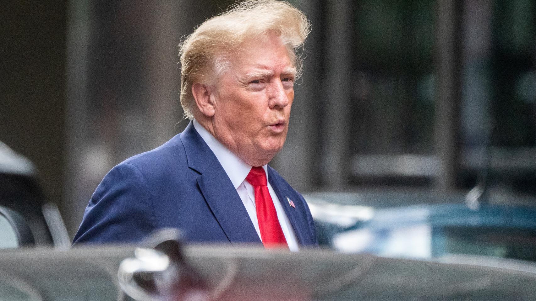 Donald Trump este domingo en Nueva York al salir de la Trump Tower.