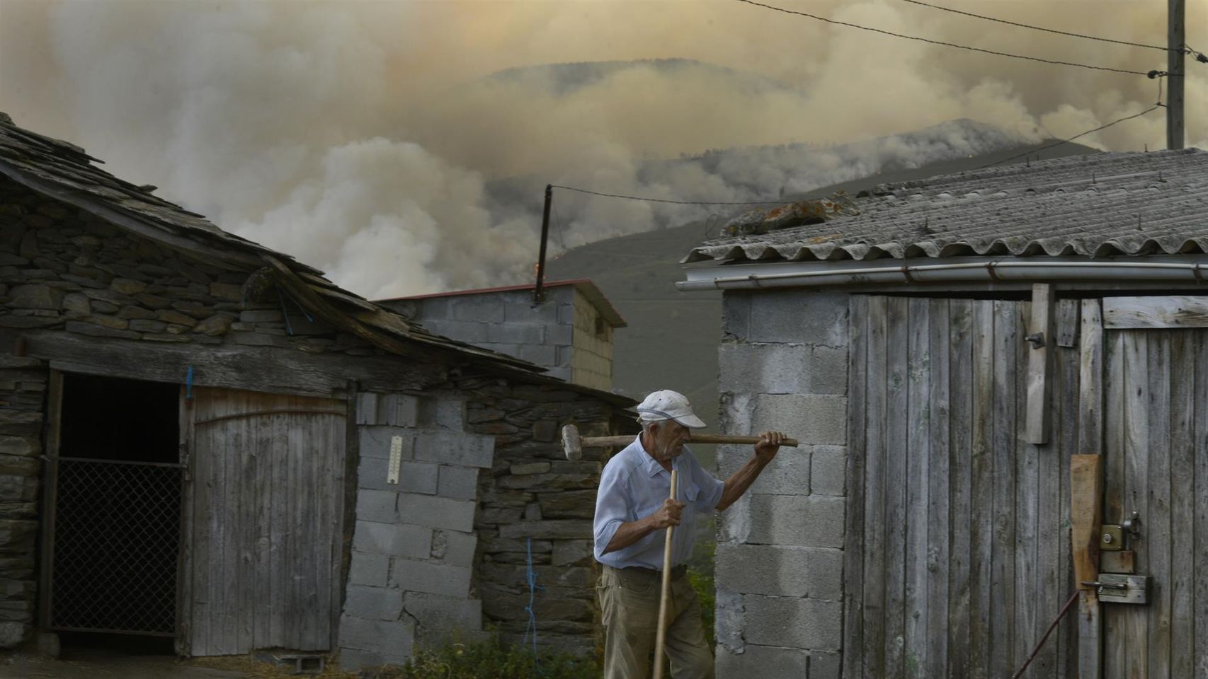 Incendio forestal en Chandrexa de Queixa (Ourense).