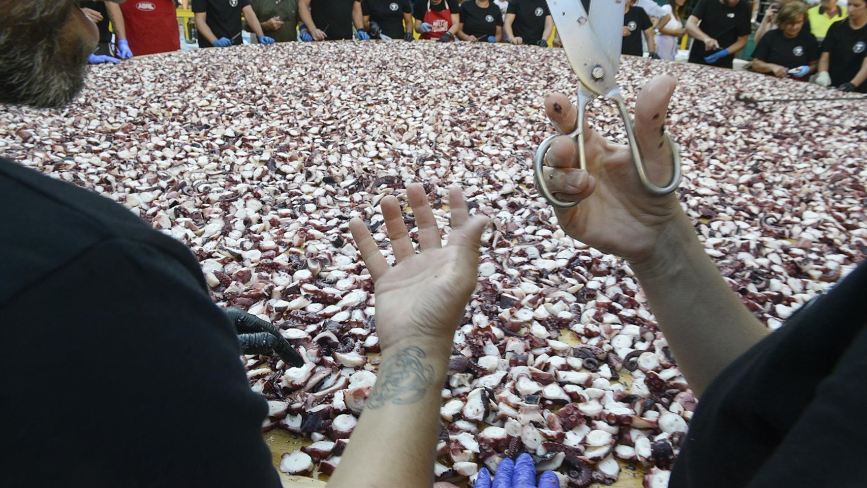 O Carballiño bate su propio récord con la tapa del pulpo más grande del mundo.