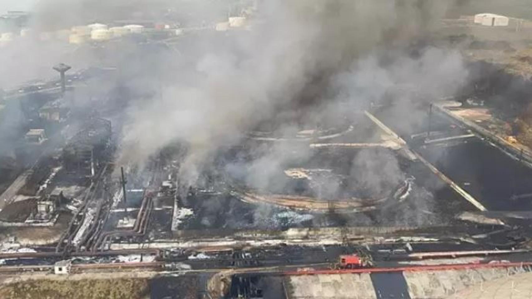 Vista aérea de los daños causados por el incendio en el superpetrolero de Matanzas, Cuba.