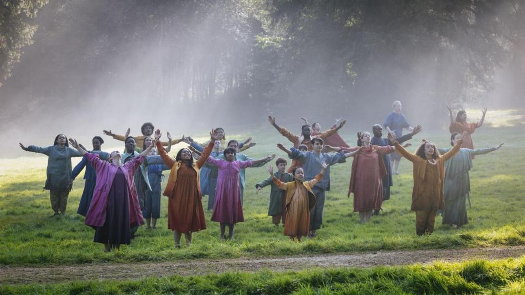Algunos de los habitantes de la Luna en 'Moonhaven'.