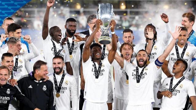 Aurélien Tchouaméni levanta la Supercopa de Europa.