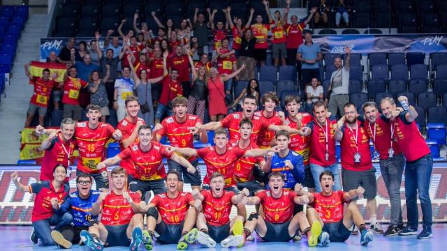 Los jugadores de la selección española masculina de balonmano en el Europeo juvenil.