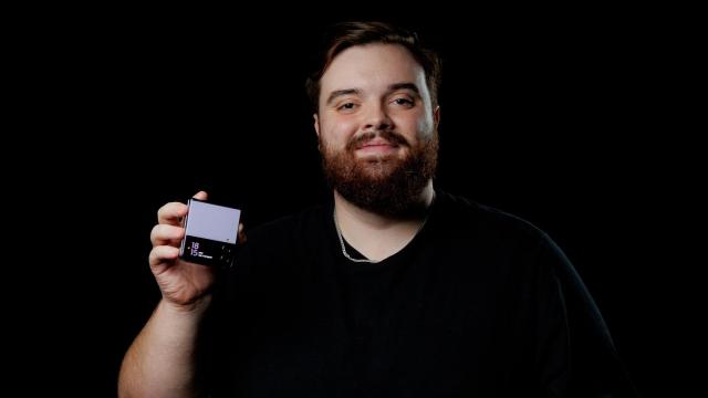 Llanos con un Z Flip 4.