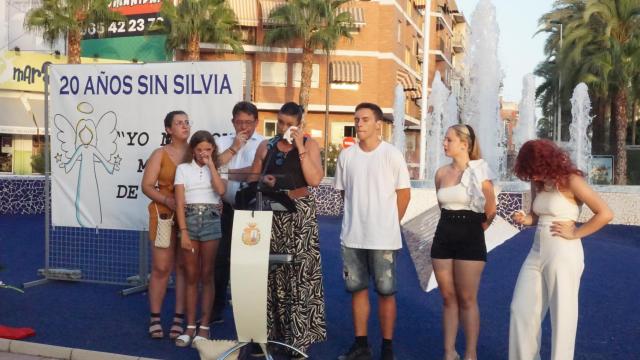 Toñi Santiago se seca las lágrimas en el último homenaje a su hija Silvia el pasado 4 de agosto.