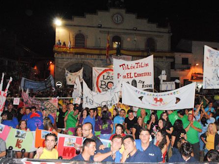 Las peñas de las fiestas, como en Villarino de los Aires durante el desfile