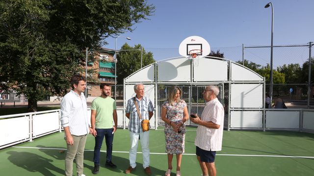 La alcaldesa Milagros Tolón ha visitado la remodelación de la pista polideportiva del parque Aquisgrán.