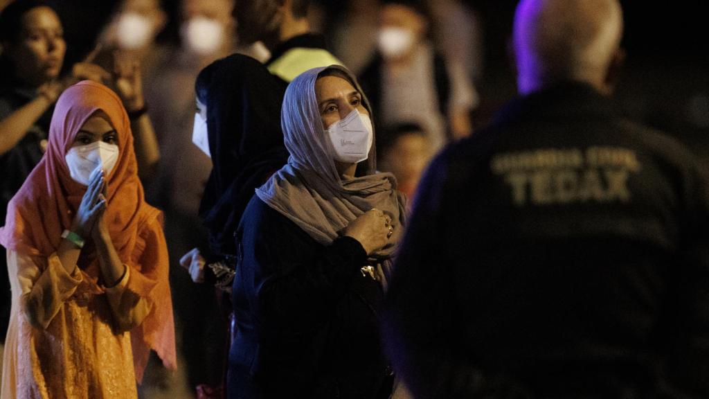 Varios refugiados afganos, tras  aterrizar en Torrejón de Ardoz, este miércoles.