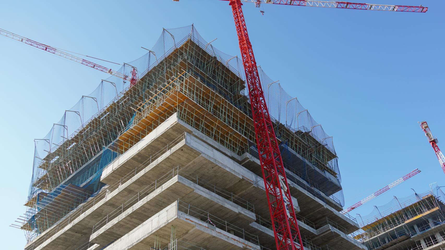 Obras de construcción de una de las torres del litoral oeste de Málaga.