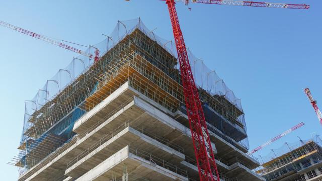 Obras de construcción de una de las torres del litoral oeste de Málaga.