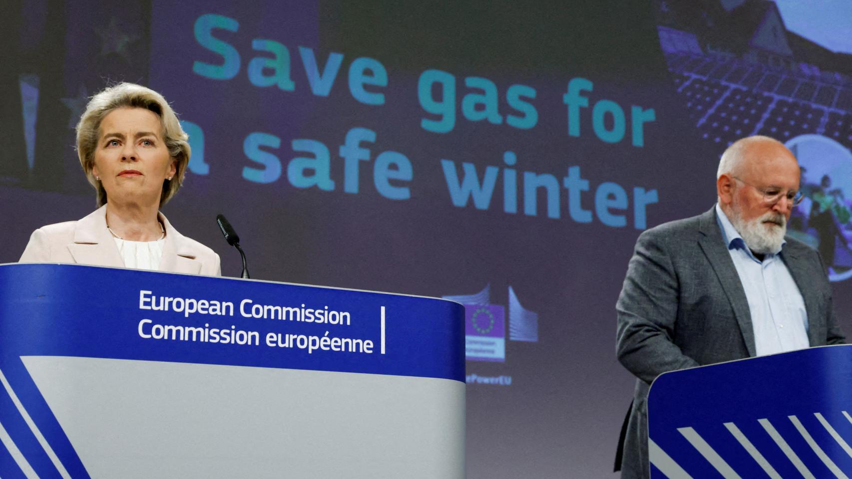 La presidenta de la Comisión Europea, Ursula Von der Leyen, junto a su vicepresidente, Frans Timmermans