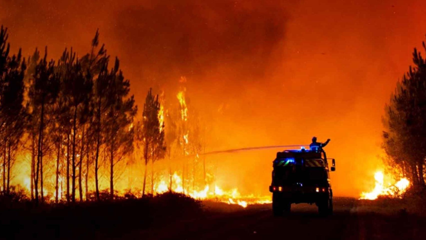 Bomberos intentan apagar un incendio