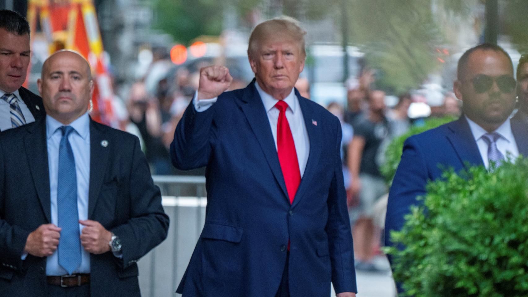 El expresidente de Estados Unidos Donald Trump este miércoles a las puertas de la Torre Trump en Nueva York.