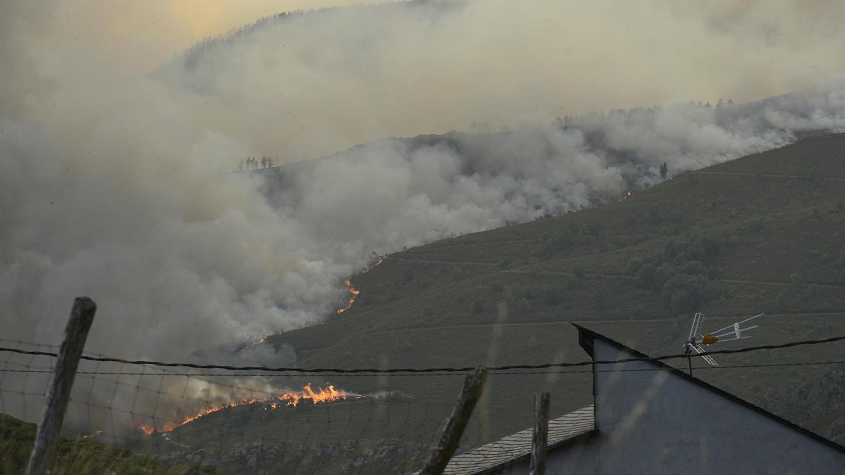 Vista de las llamas del incendio, a 10 de agosto de 2022, en Laza, Ourense, Galicia (España).