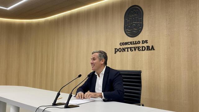 El portavoz del grupo municipal del Partido Popular de Pontevedra, Rafa Domínguez, en rueda de prensa.