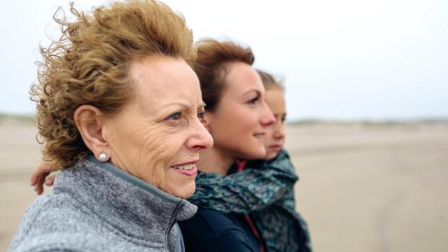 Foto de archivo de tres generaciones de mujeres.