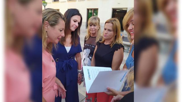 El momento en el que le entregan el documento a la ministra de Educación.