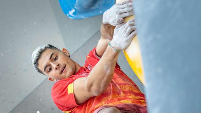 El escalador Alberto Ginés en plena prueba