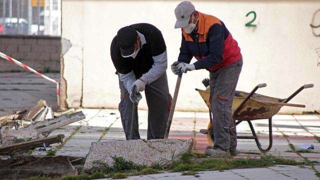 Dos operarios trabajan en Trobajo del Camino, León
