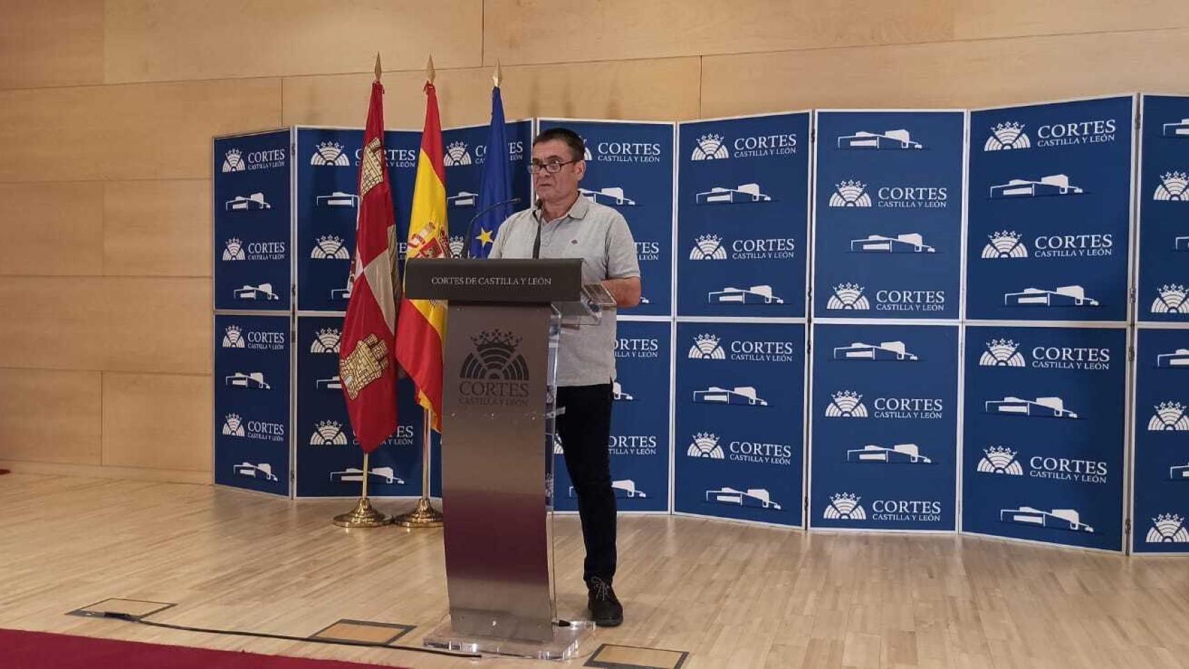 El portavoz de Sanidad del Grupo Socialista, Jesús Puente, durante una rueda de prensa