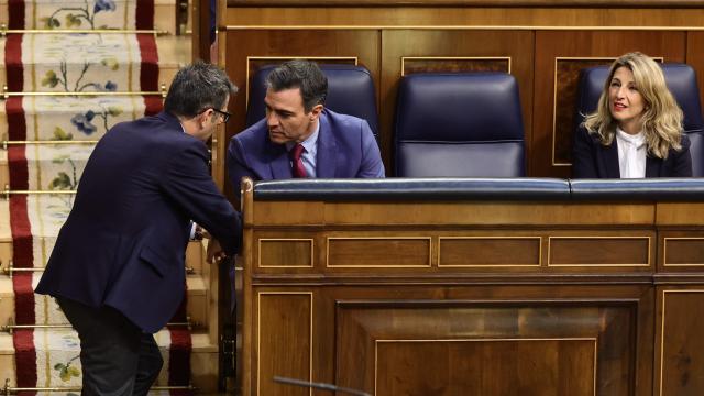 El ministro Félix Bolaños, junto al presidente Sánchez y  la vicepresidenta Yolanda Díaz, en el Congreso.