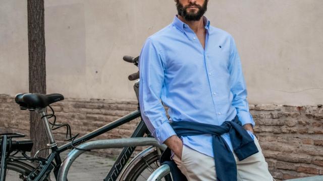 Un modelo con ropa de Díscolo