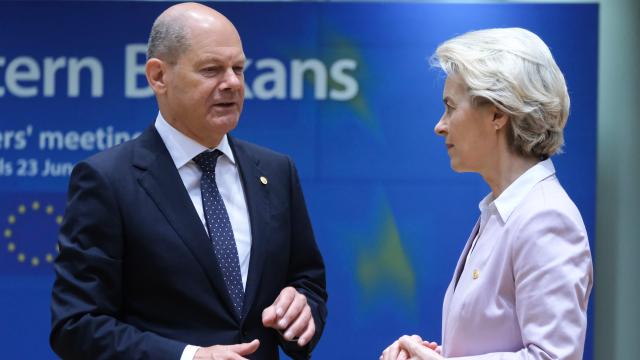 Olaf Scholz , canciller de Aleminia, Ursula von Der Leyen, presidenta de la Comisión Europea.