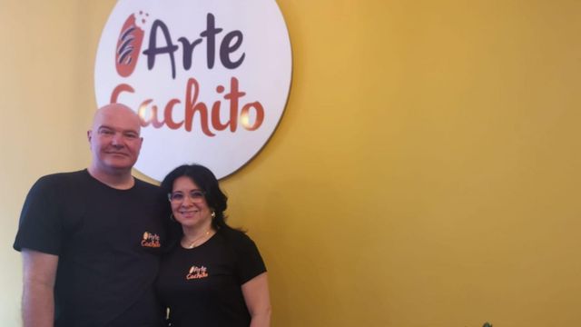 Los responsables de Arte Cachito en A Coruña.