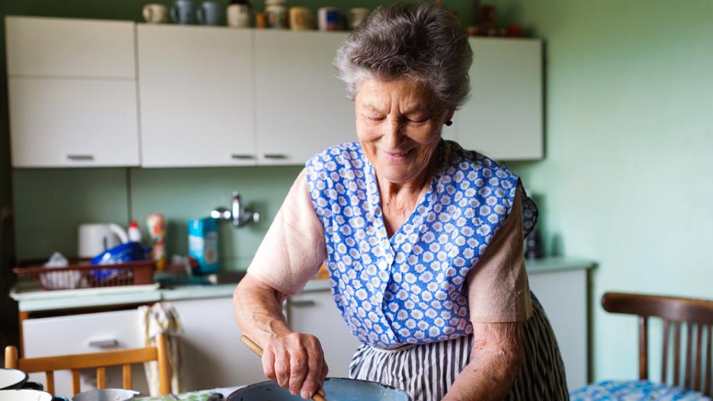 Imagen de archivo de una mujer cocinando.
