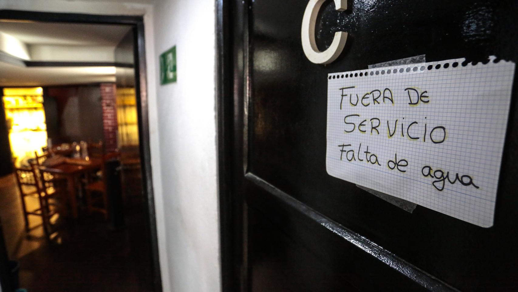 Sequía en el municipio leonés de Matallana de Torío. Los aseos, cerrados por falta de agua